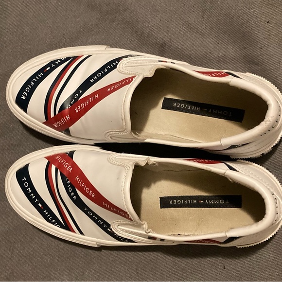 TOMMY HILFIGER SLIP ON’s size 6M - Picture 6 of 10